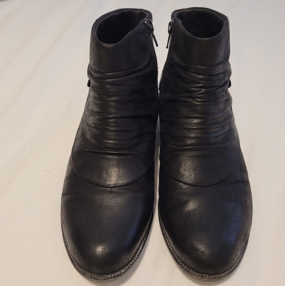 Yuu Parker Black Ankle Booties